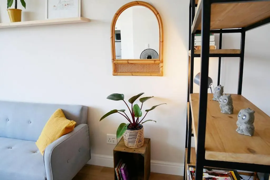Stylish Studio With Swimming Pool In The City Bowl Cape Town Apartment